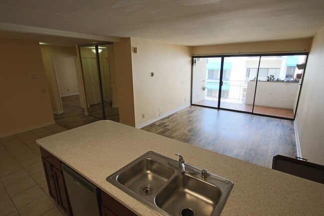 Foto del edificio - Best Priced 2 Bedroom Condo in the Heart o...