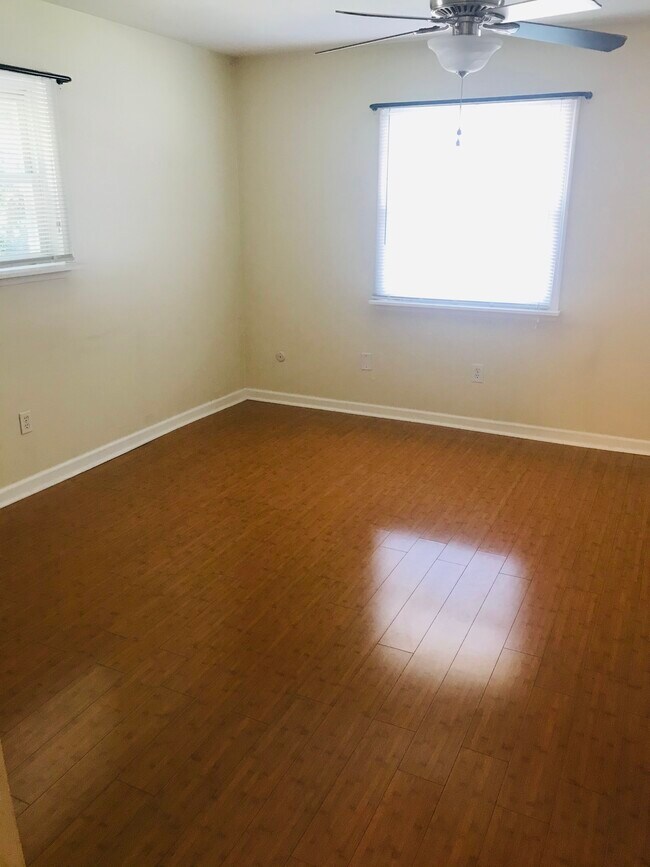 Living Room - 35 Trenton Ct