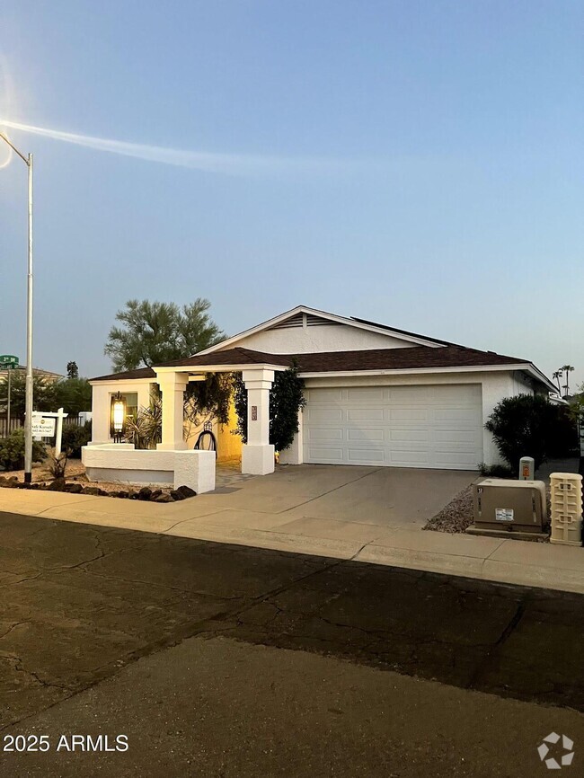 Building Photo - 303 W Fellars Dr
