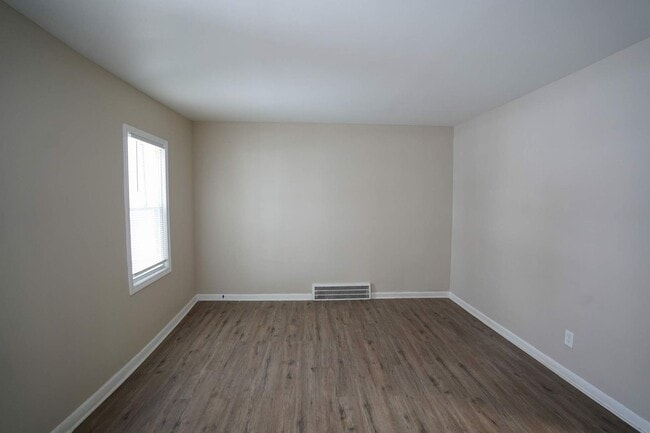 Building Photo - This beautifully updated 3-bedroom, 1-bath single-family home is ready for move-in!