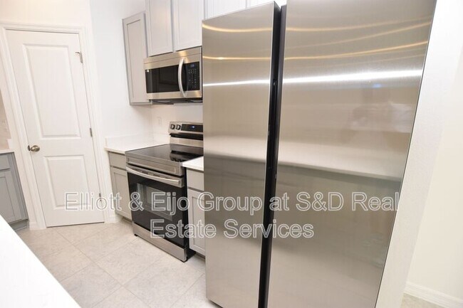 Building Photo - 3649 Majestic Dr