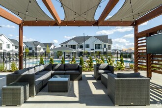 Building Photo - Seasons at Elgin