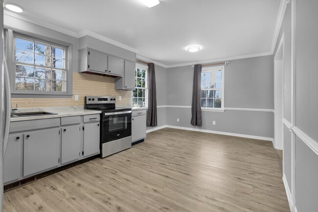 Building Photo - 817 Edgewood Dr