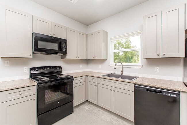 Building Photo - 55538 Adelante St