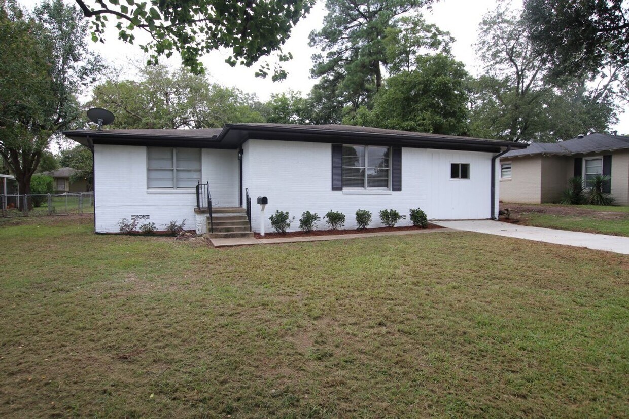 Foto principal - Coming Soon! Beautiful 4 Bedroom, 1.5 Bath...