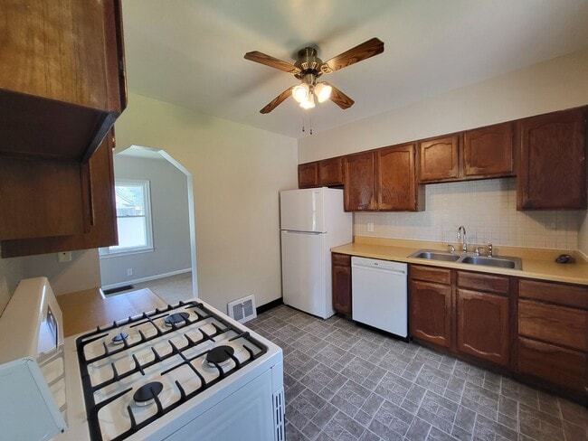 Foto del edificio - Don't miss this fully fenced back yard, de...