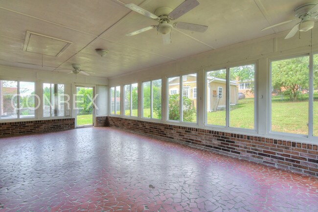 Building Photo - Newly Renovated Conrex Home!