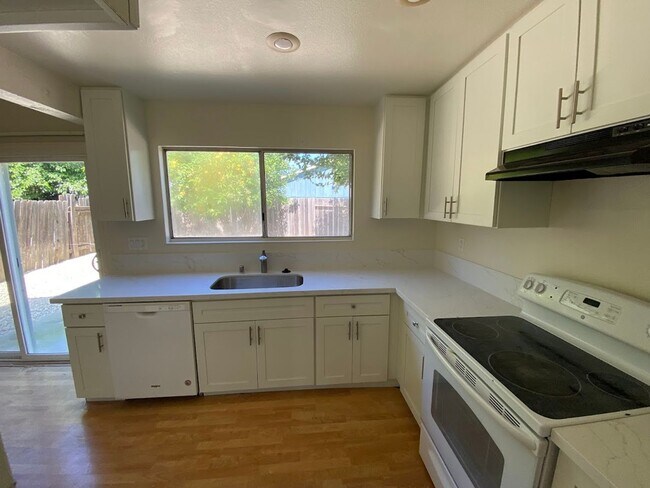 Building Photo - 3 Bedroom 2 Bathroom Home In Rosemont