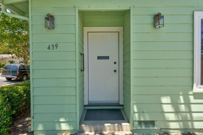Building Photo - PEACEFUL SETTING NEAR DOWNTOWN STROLL TO E...