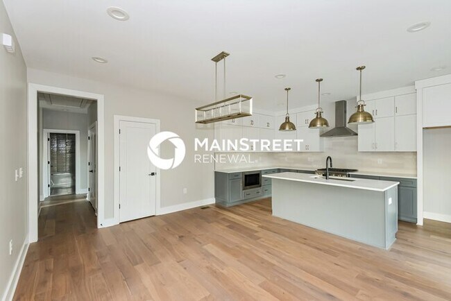 Building Photo - 3 Bedroom Pet-Friendly Home in Nashville, TN with Main Street Renewal