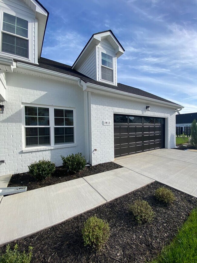 Building Photo - 3 BD 2.5 BA Great Location Like New Build ...
