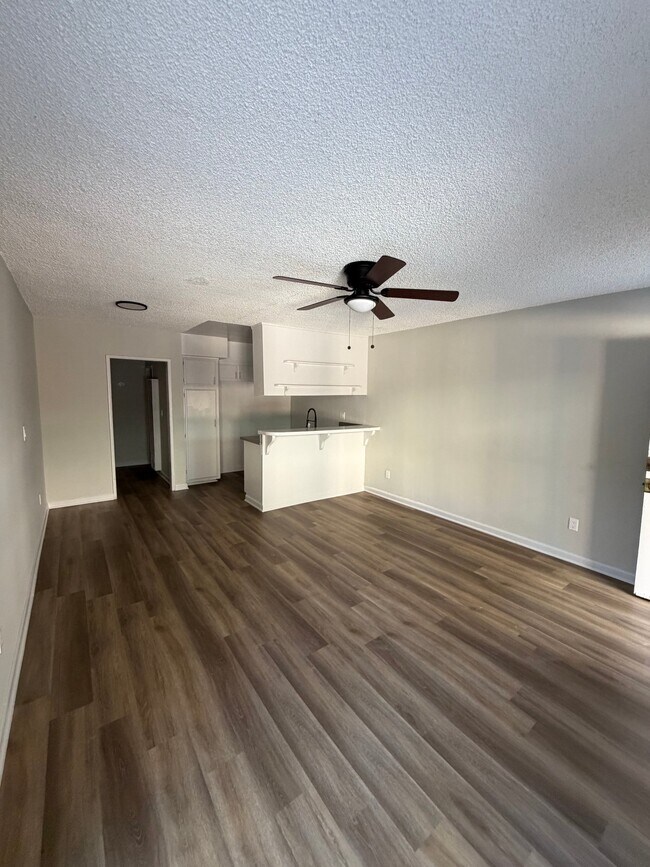 Foto del edificio - 1443 W 105th St