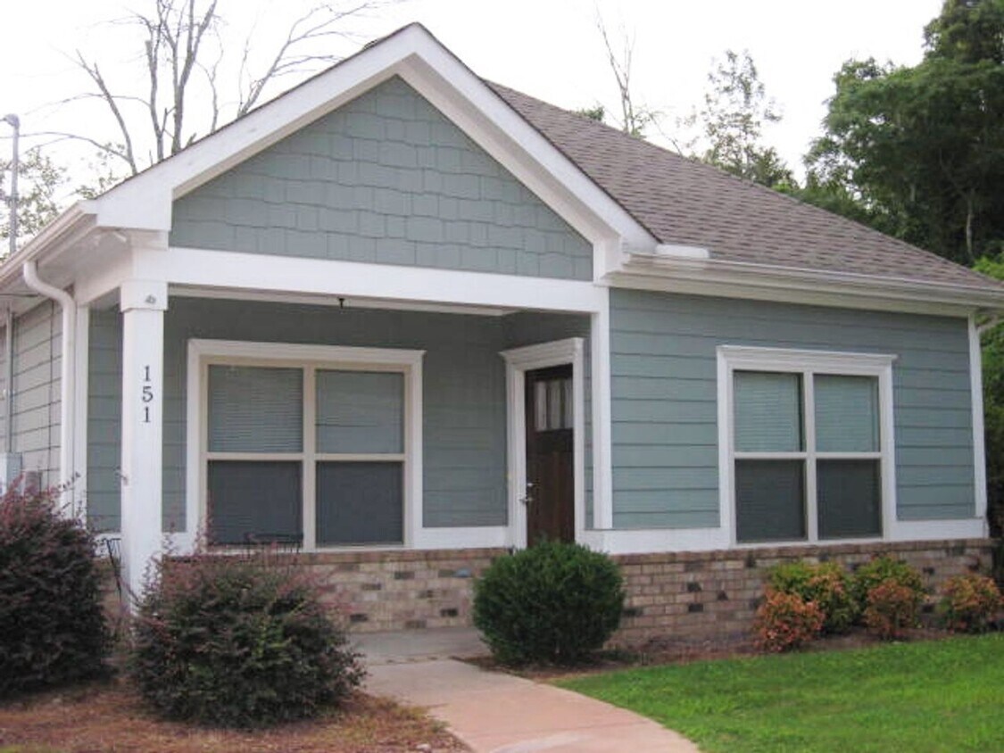 Primary Photo - Two Bedroom Near Downtown Available!