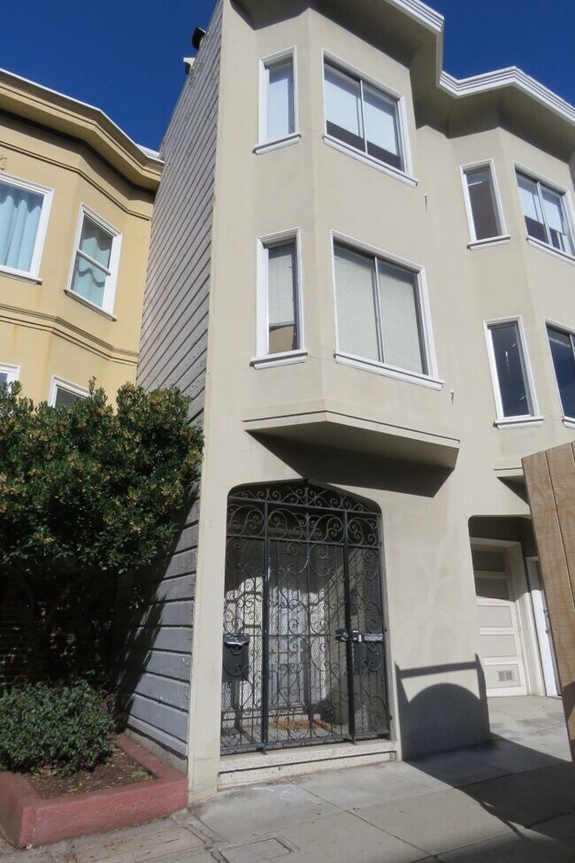 Building Photo - 1380-1382-1382 Chestnut St