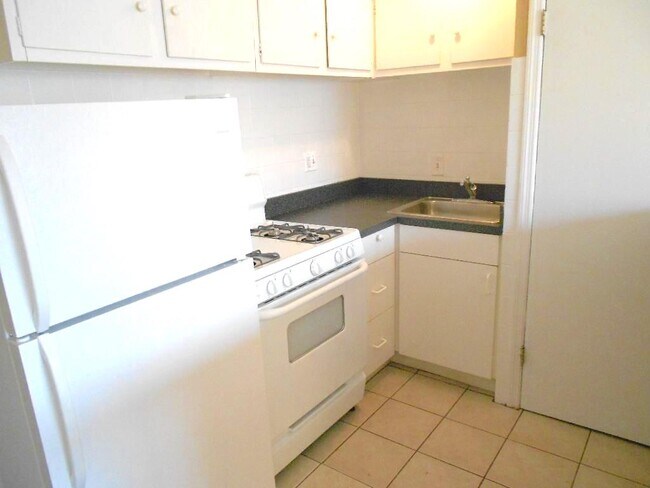 kitchen - 407 Naomi St