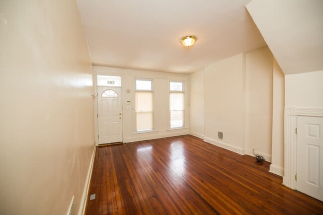 Foto del edificio - Charles Village 3bd/1.5ba Rowhome w/ W/D & A/C! --Available 8/14