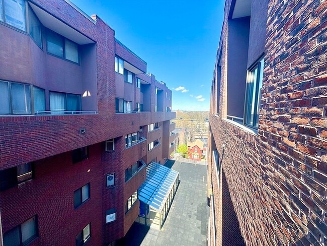 Building Photo - 147 Kelton St