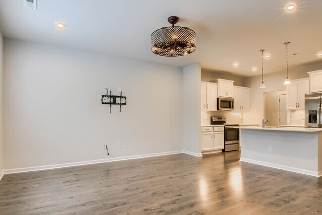 Building Photo - 3 Bedroom townhome in Raleigh