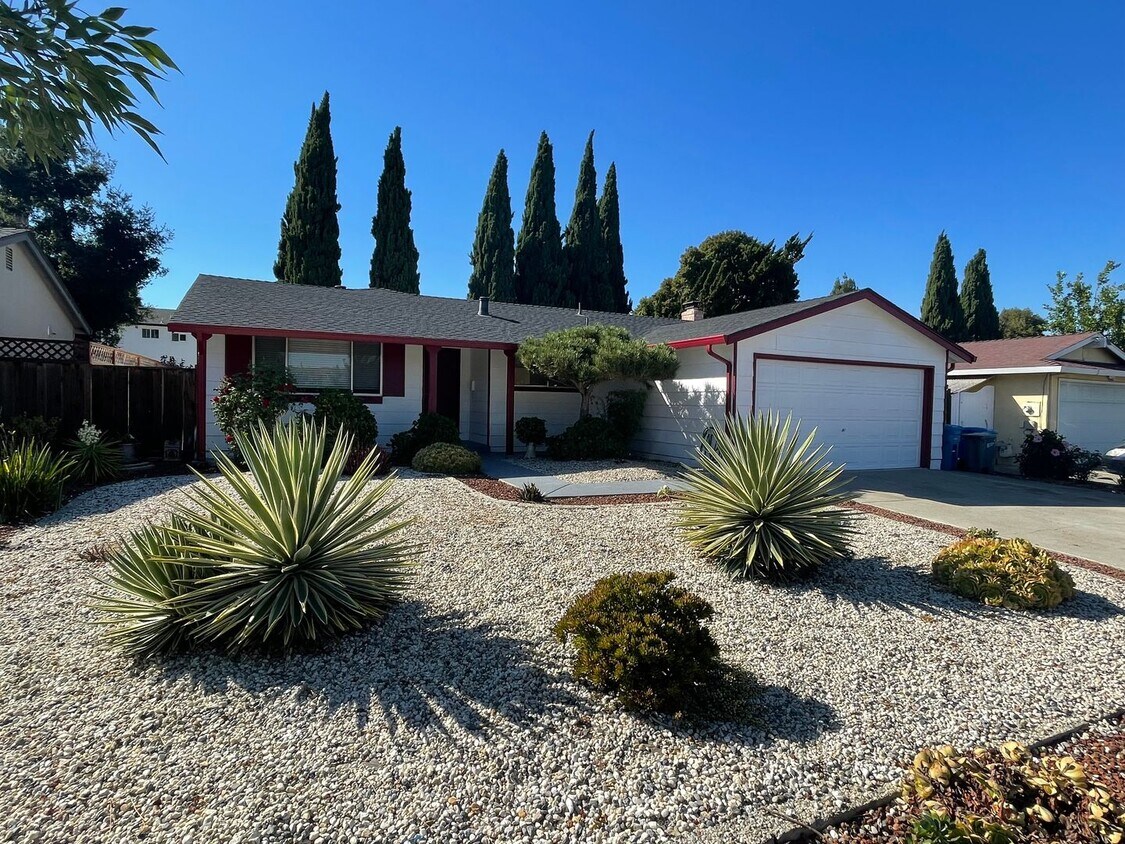 Foto principal - $3,590 - Charming 3-Bedroom Home in Quiet ...