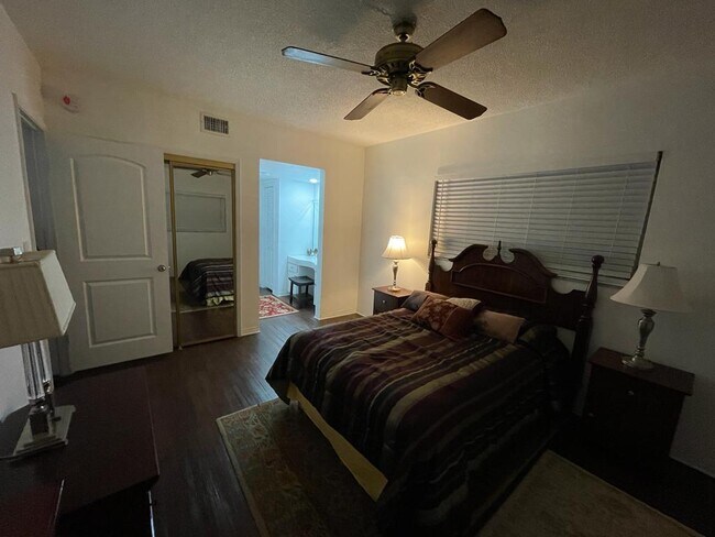 Foto del edificio - 1001 Hillcrest Ct