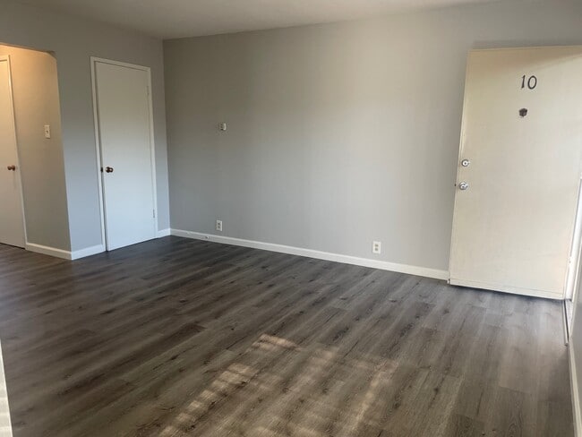 Building Photo - 3405 Dimond Ave