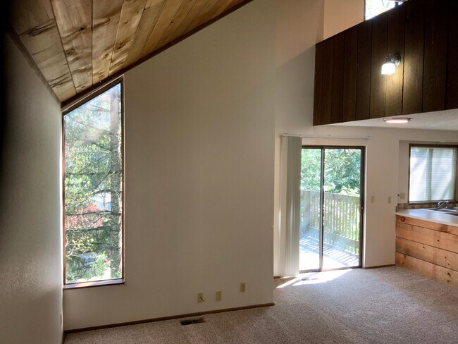 Foto del edificio - Two Bedroom Duplex in South Hills Area