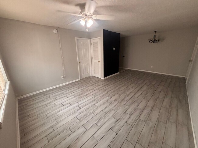 Foto del edificio - Affordable Beach Living! 1BR Apartment with Large Storage Closet & Central AC