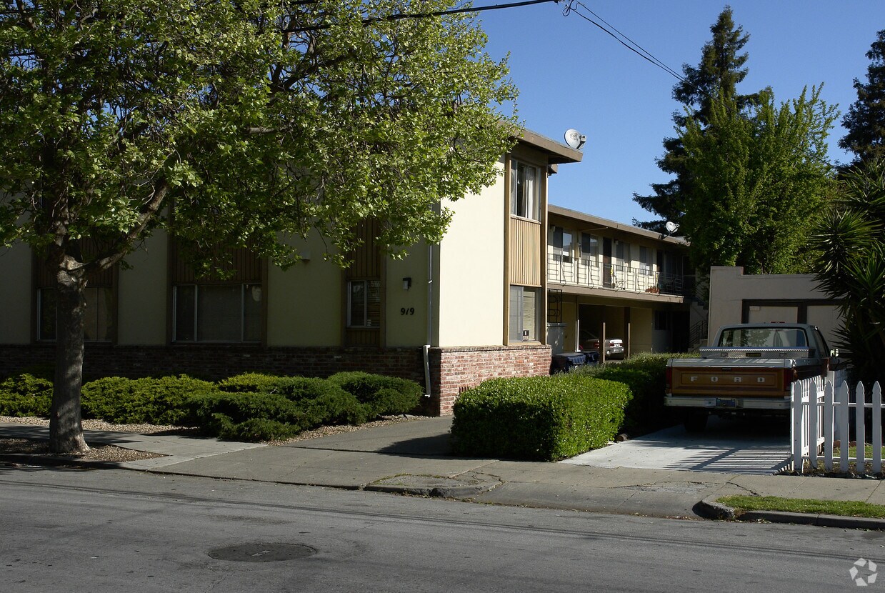Building Photo - 919 Clinton St