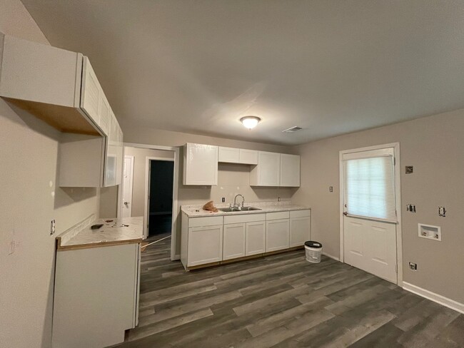 Foto del edificio - 3650 Mallory Rd