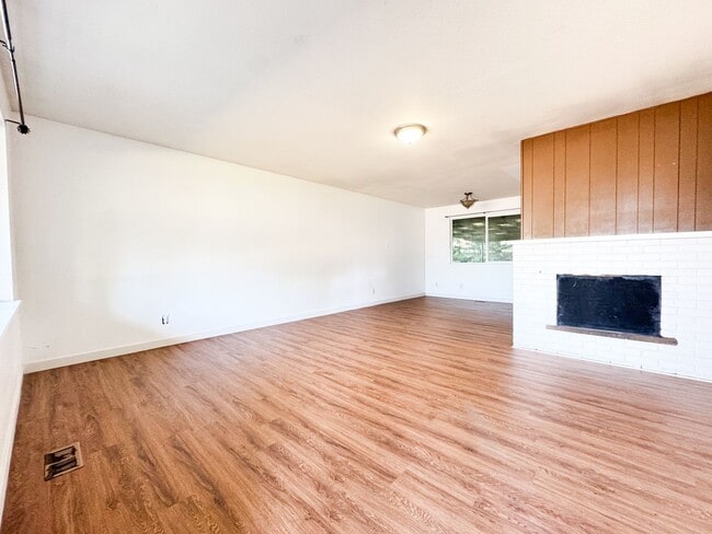 Building Photo - 4 bed rambler in HUGE lot