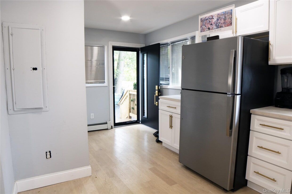 Foto principal - 617 Smithtown Ave