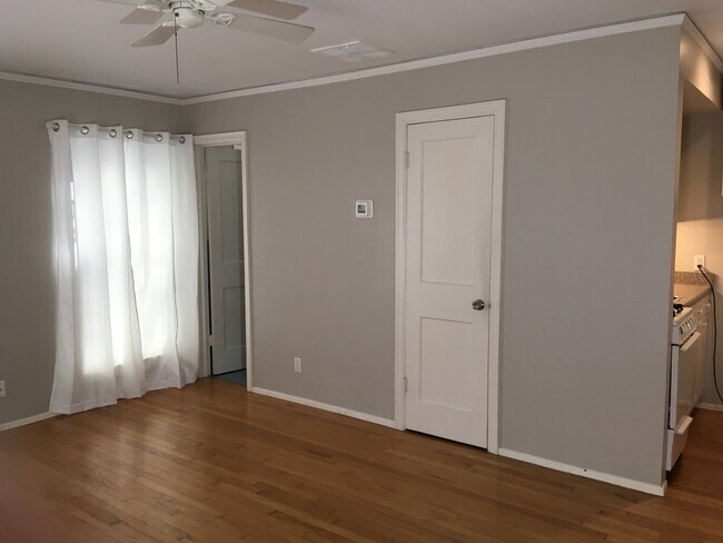 Foto del edificio - 5830 1/2 Penrose Ave