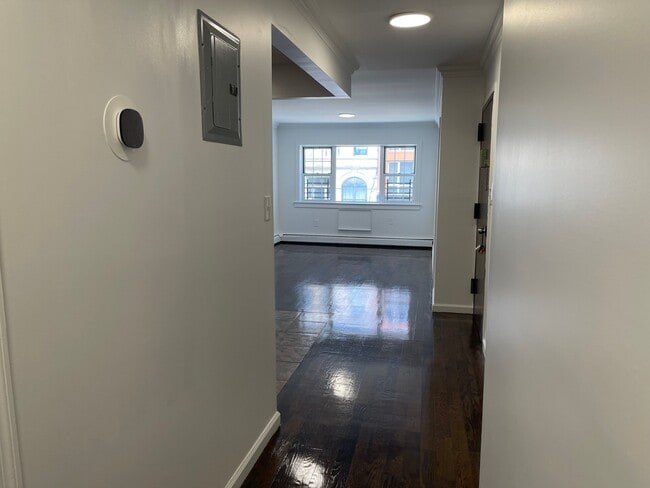 Building Photo - 558 Hart St
