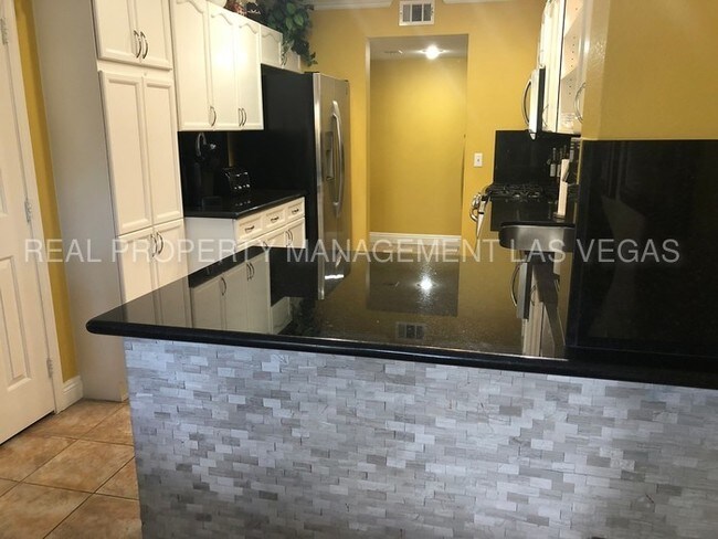 Foto del edificio - BEAUTIFUL 2 BEDROOM TOWNHOUSE!