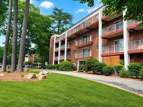 Building Photo - 25 Greentree Ln