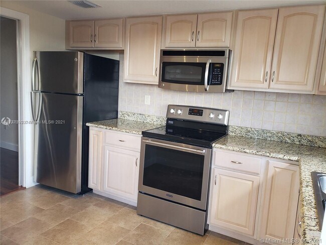 Building Photo - 1850 NE 169th St