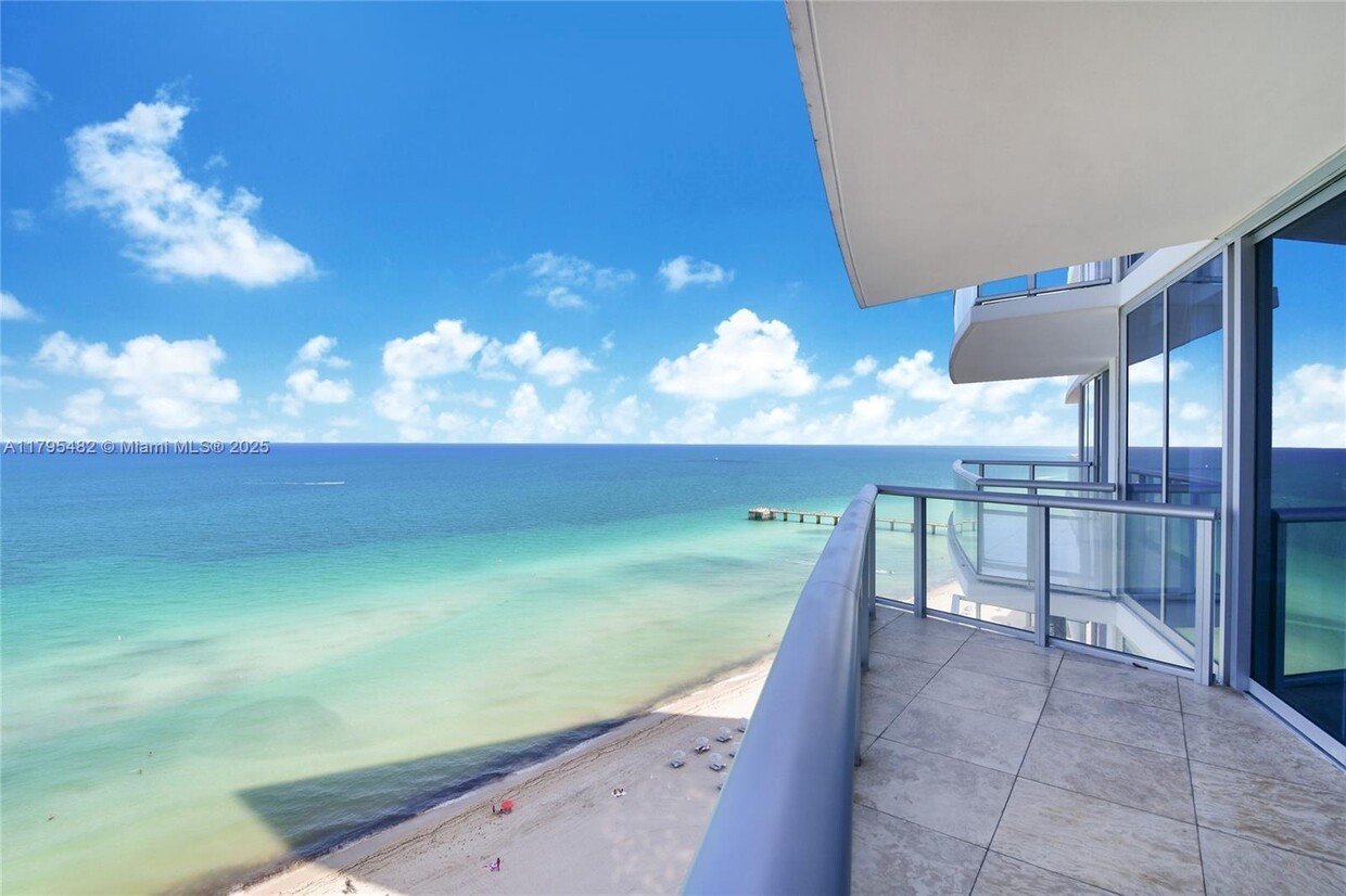 Foto principal - 17001 Collins Ave