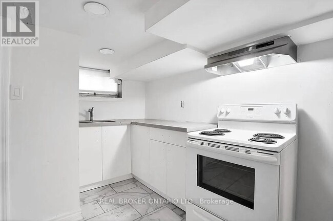 Building Photo - 210 Mary St N