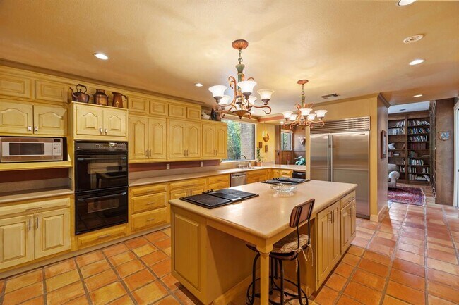 Building Photo - 8800 Woodway Dr