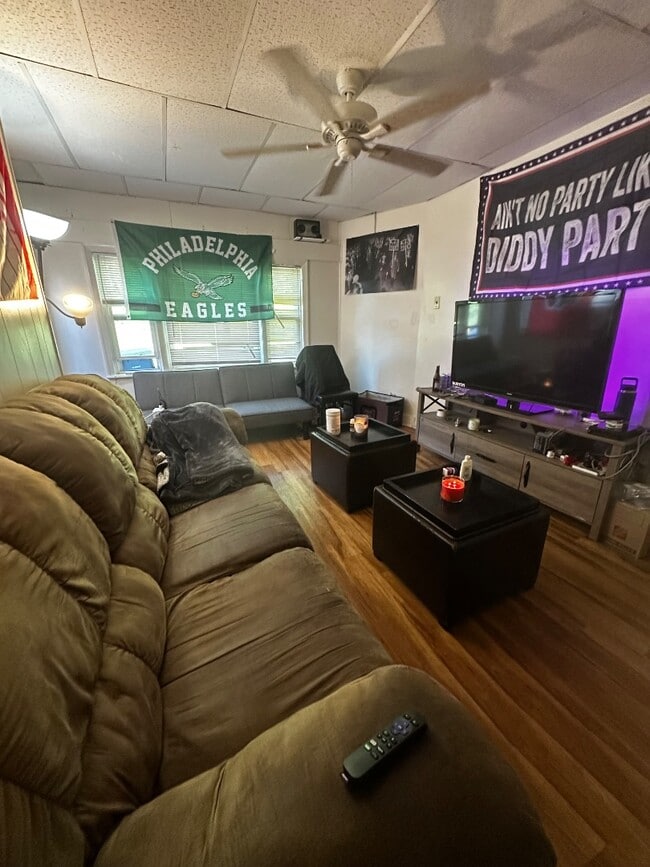 Building Photo - 324 Stewart St