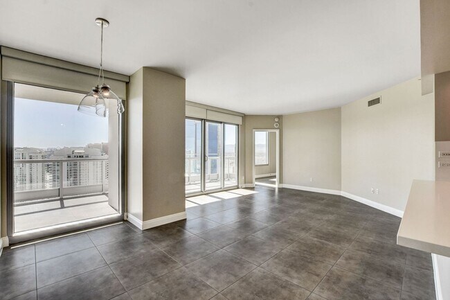 Foto del edificio - Turnberry Towers 4305W-Strip/City Views from this Stunning 3Bd/2.5Ba Residence
