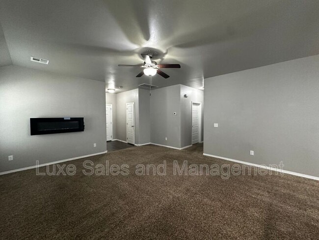 Building Photo - 2225 Fallview Dr
