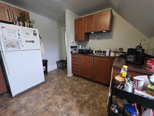 Building Photo - 104 Wellington St