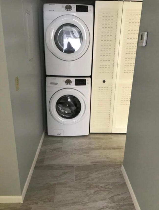 Building Photo - 1813 Fairview Villas Dr