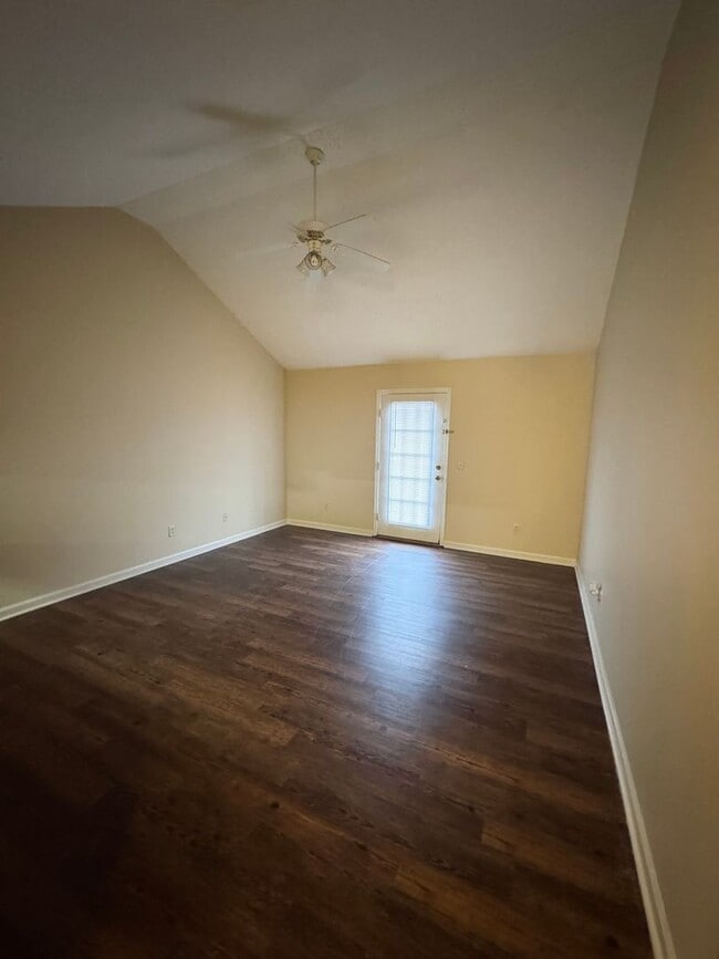 Foto del edificio - Three Bedroom Two Bathroom Duplex Available Now!