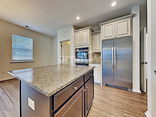Building Photo - 614 Redbud Ln