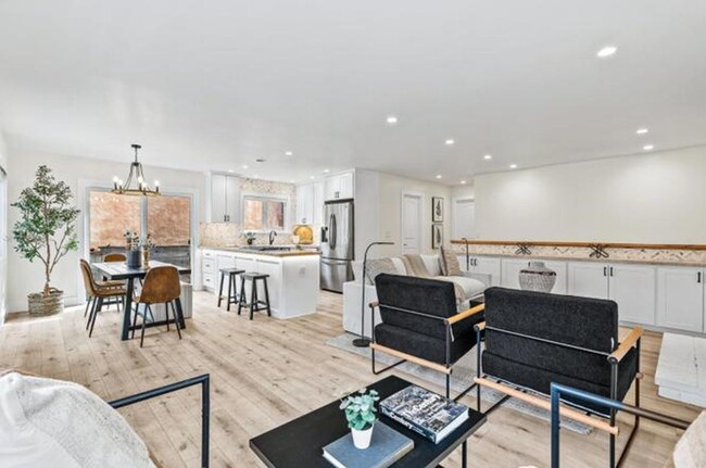 Building Photo - Beautifully renovated Three Bedroom in Mon...