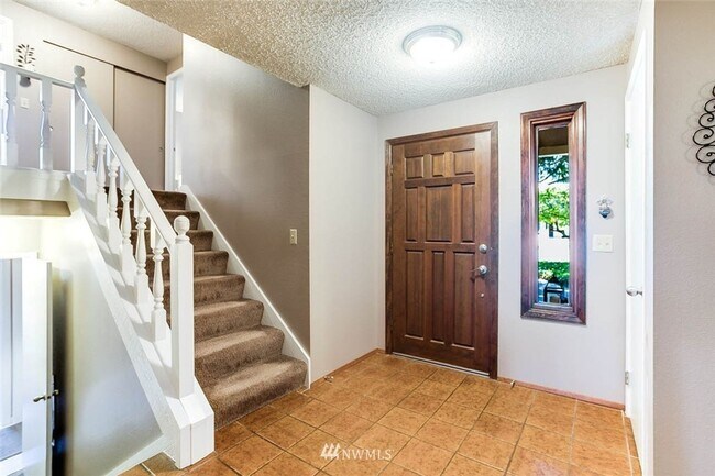 Building Photo - 3 bedroom 2.5 bathroom single family house...