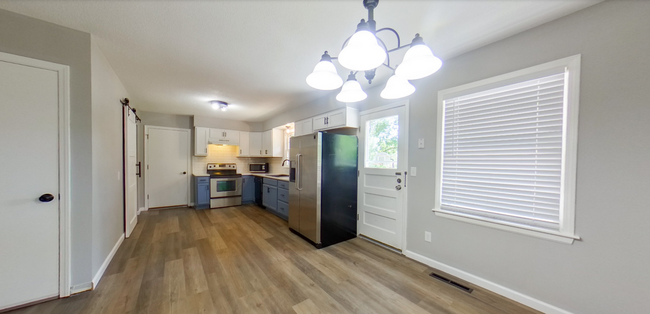 Building Photo - 3D Tour Available + Fully Remodeled West S...