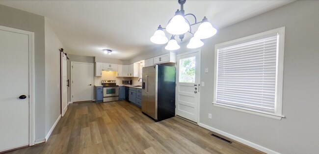 Foto del edificio - 3D Tour Available + Fully Remodeled West S...